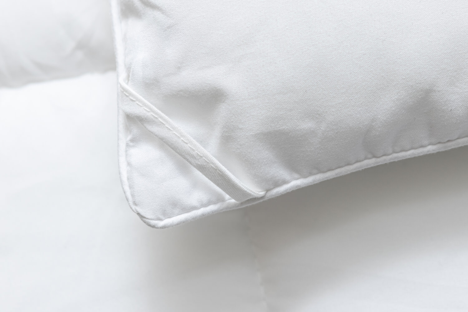 Gros plan d'une boucle d'angle sur une couette alternative en duvet.