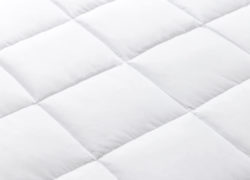 Une vue rapprochée de la couette alternative en duvet Juno qui montre les chambres matelassées individuellement qui permettent de répartir uniformément le rembourrage de la couette.
