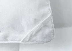 Gros plan sur la couette montrant des boucles qui facilitent la fixation de votre housse de couette.