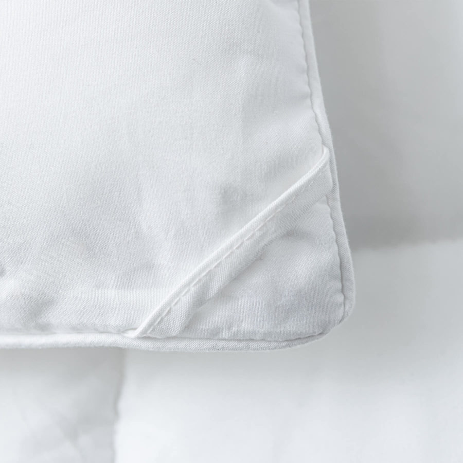 Gros plan sur la couette montrant des boucles qui facilitent la fixation de votre housse de couette.