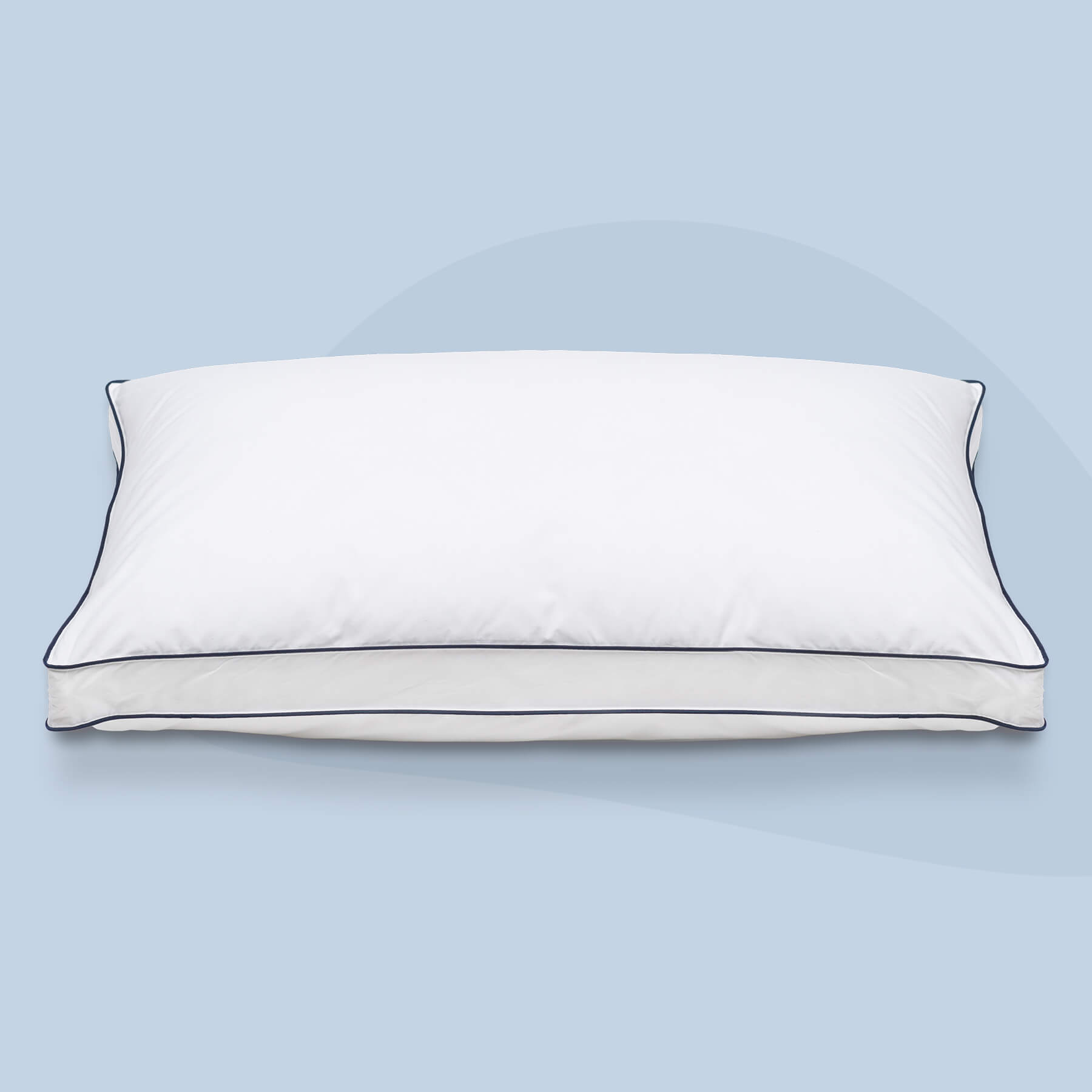 JB-MemoryFoamPillow-Carousel-1-FR Un oreiller ajustable en mousse mémoire Juno repose en peluche sur un fond bleu clair.