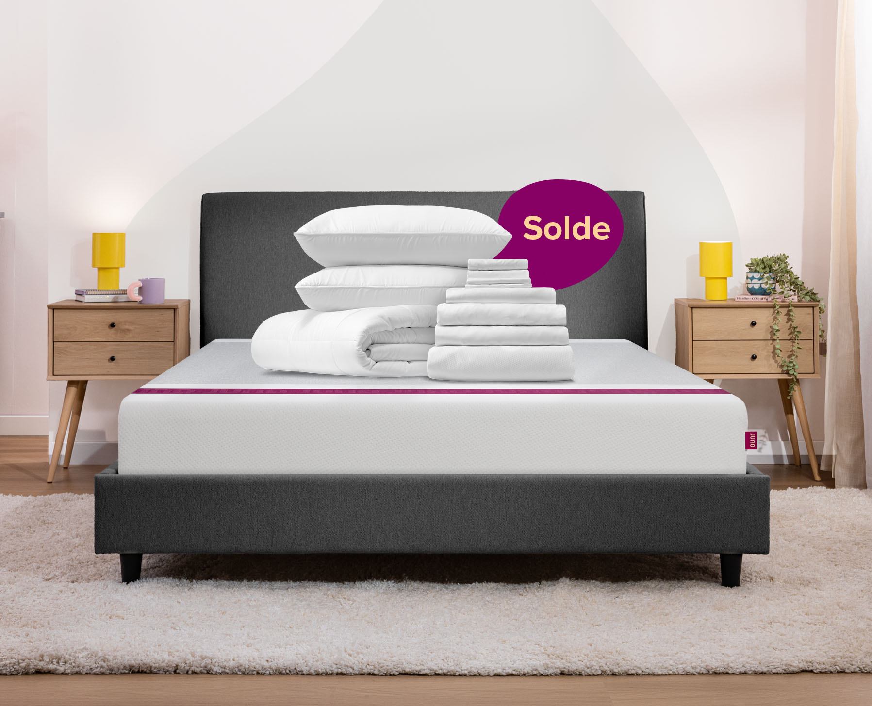 Un Ensemble de sommeil est soigneusement pli&eacute; sur un matelas Juno.