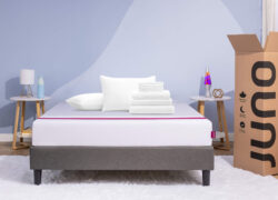Matelas Juno avec un ensemble de sommeil sur le dessus