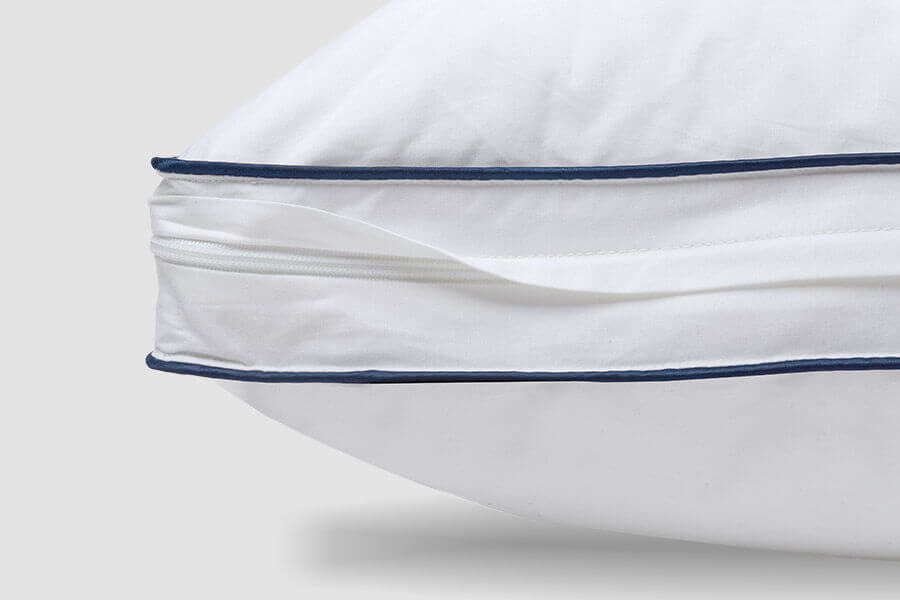 Un oreiller ajustable en mousse mémoire sur fond blanc portant une étiquette GoodMorning.com sur le côté.